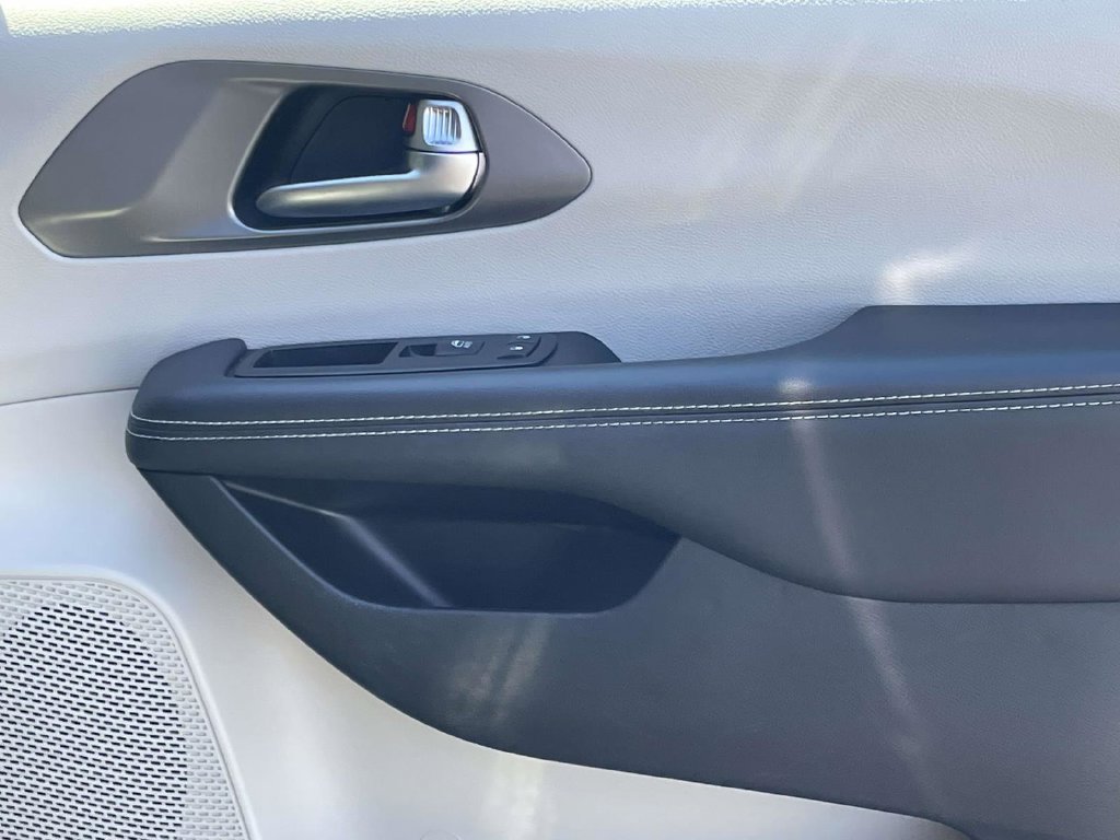 Certified 2023 Chrysler Pacifica Touring-L FWD image 16