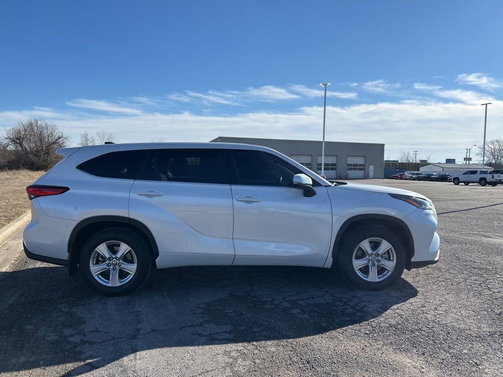 Used 2023 Toyota Highlander L image 4