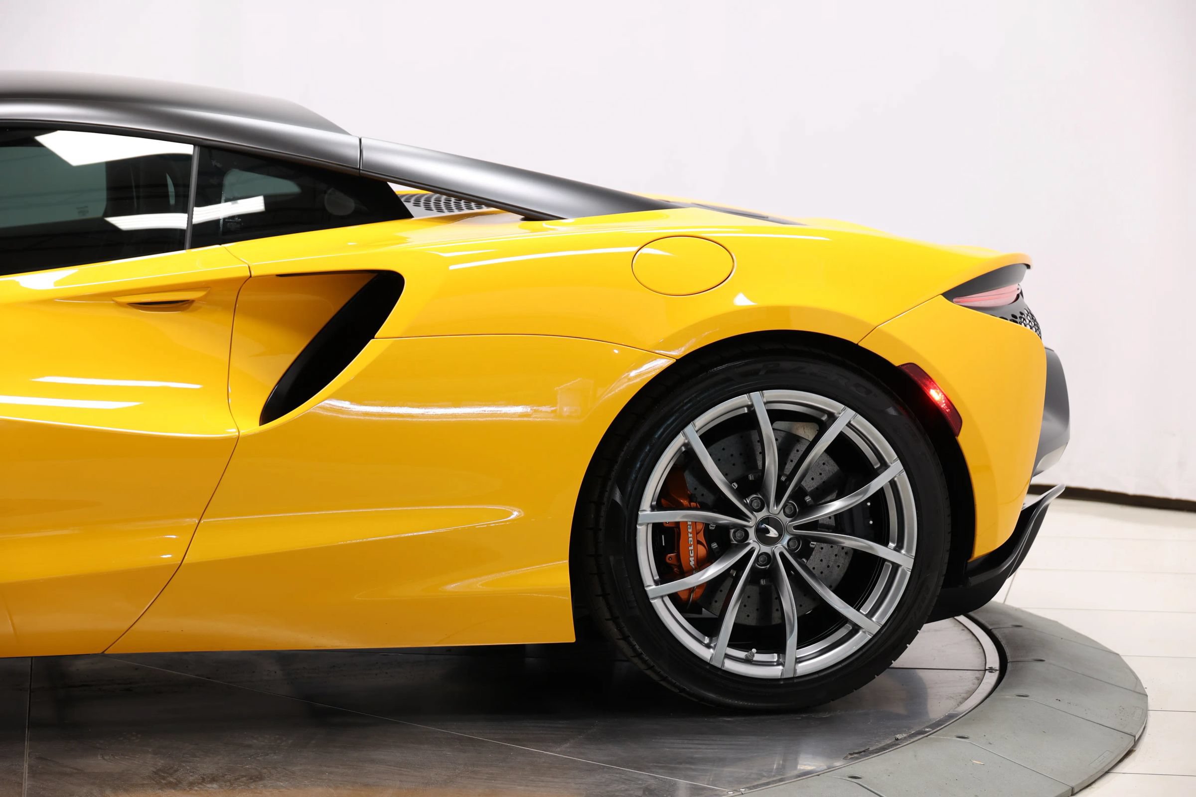 Used 2023 McLaren Artura RWD image 9