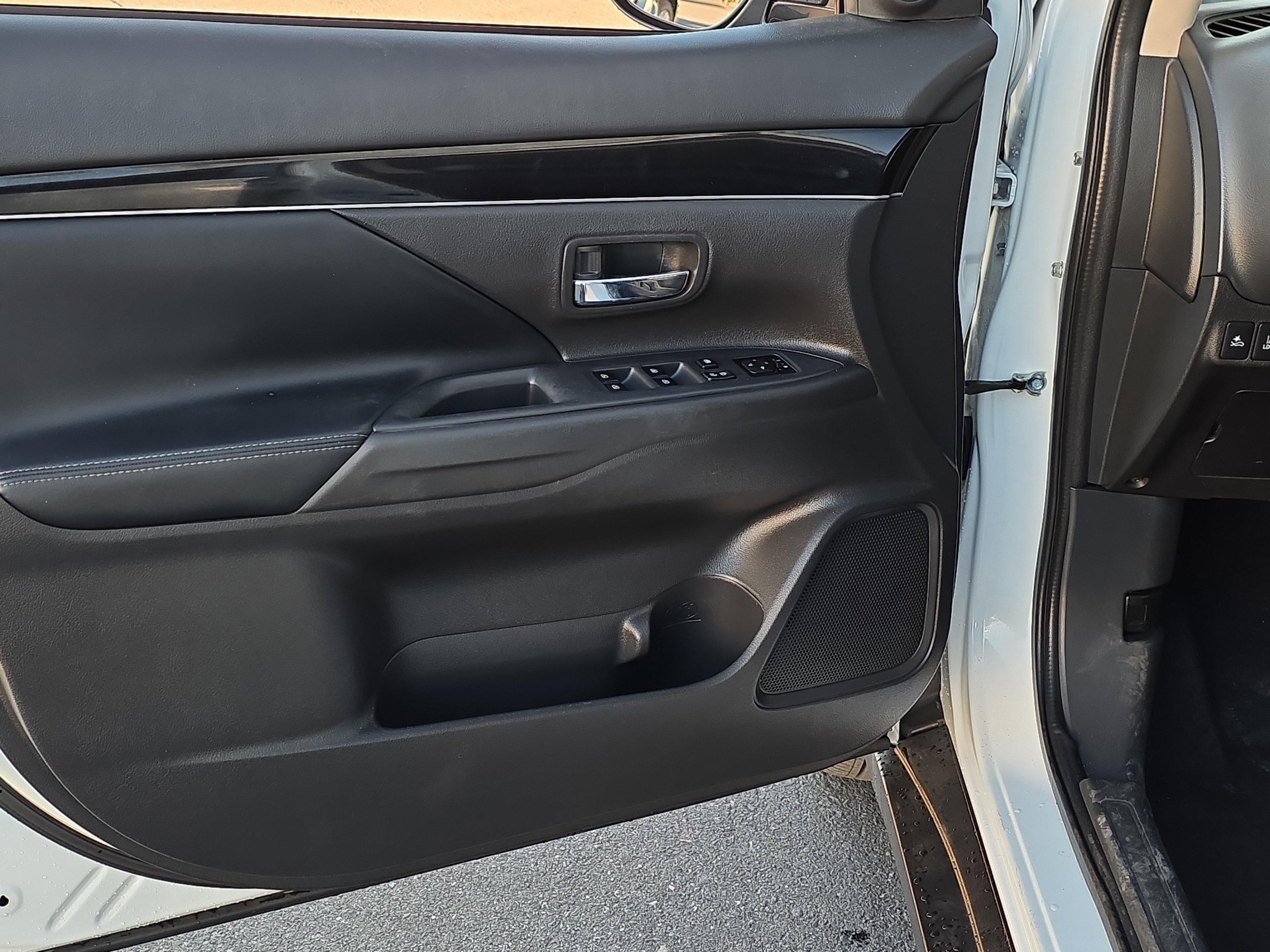 Used 2020 Mitsubishi Outlander SE image 10