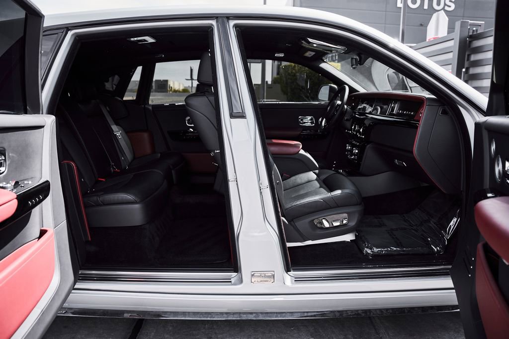 Used 2024 Rolls-Royce Phantom Sedan RWD image 34