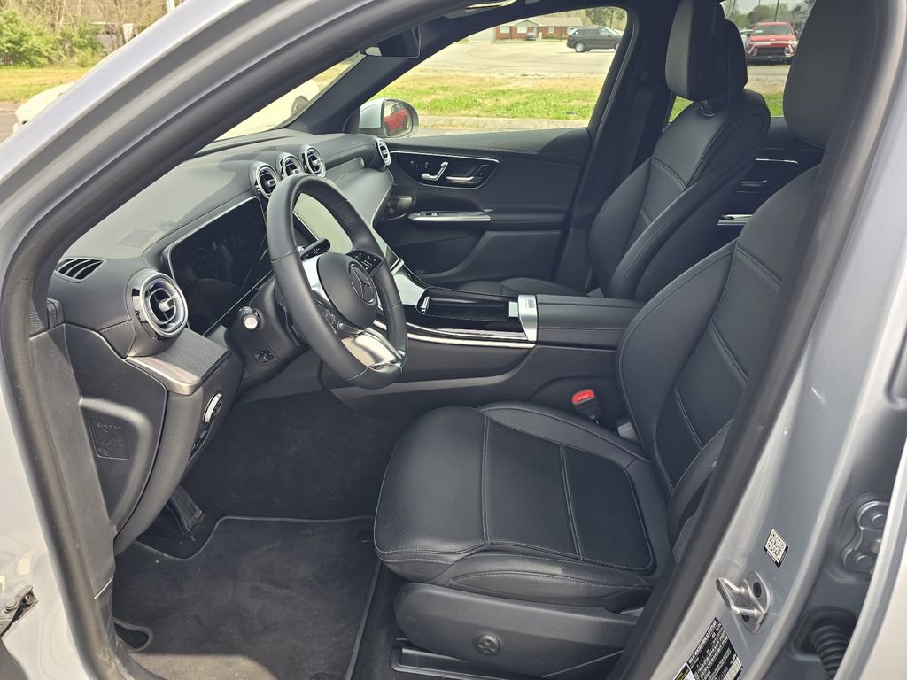 Used 2025 Mercedes-Benz GLC 300 4MATIC image 11