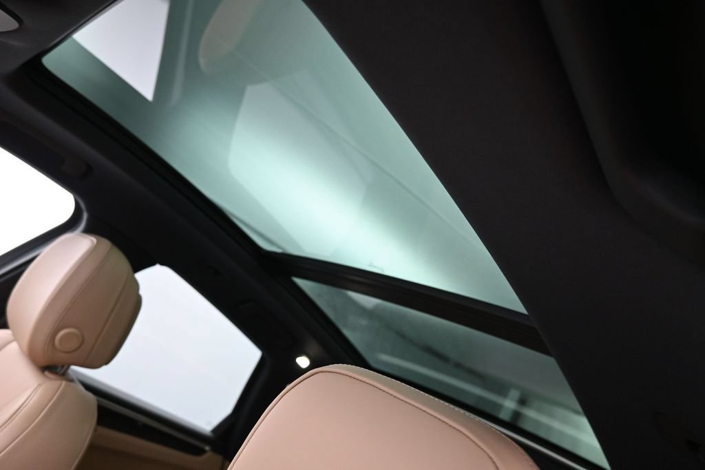 Certified 2024 Porsche Macan AWD/4WD image 11