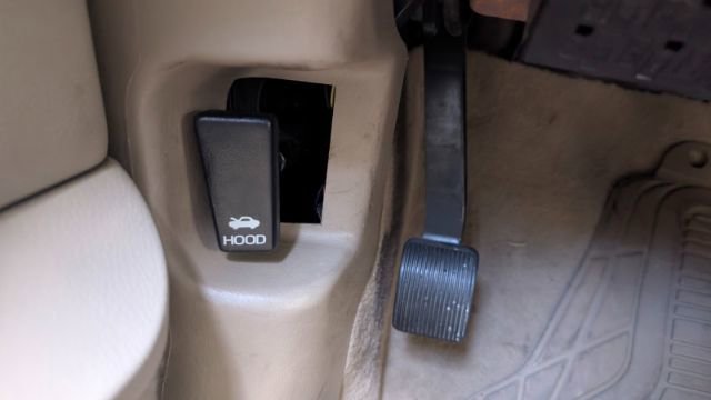 Used 2011 Lincoln Town Car Signature Limited image 31