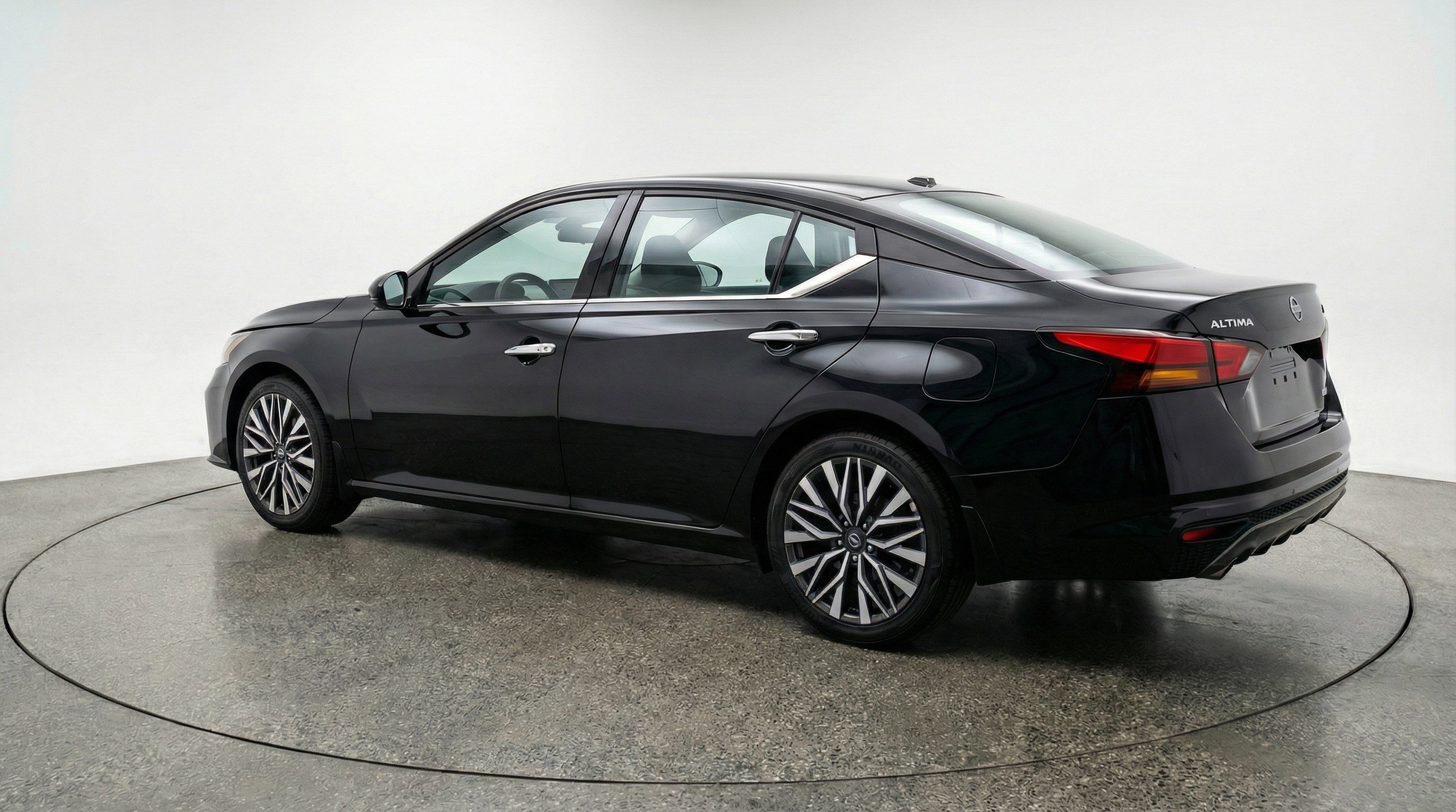 Used 2025 Nissan Altima 2.5 SV image 6