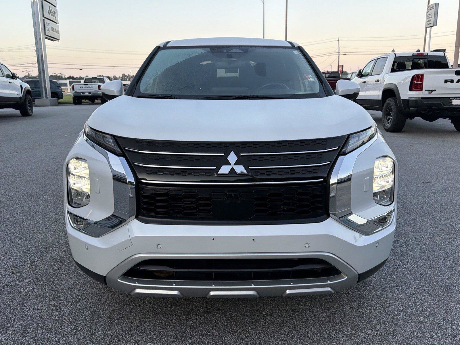 Used 2024 Mitsubishi Outlander SE AWD/4WD image 3