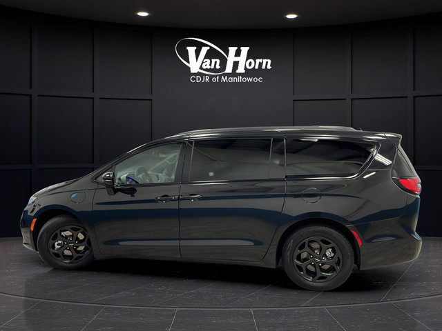 Used 2024 Chrysler Pacifica Premium FWD image 4