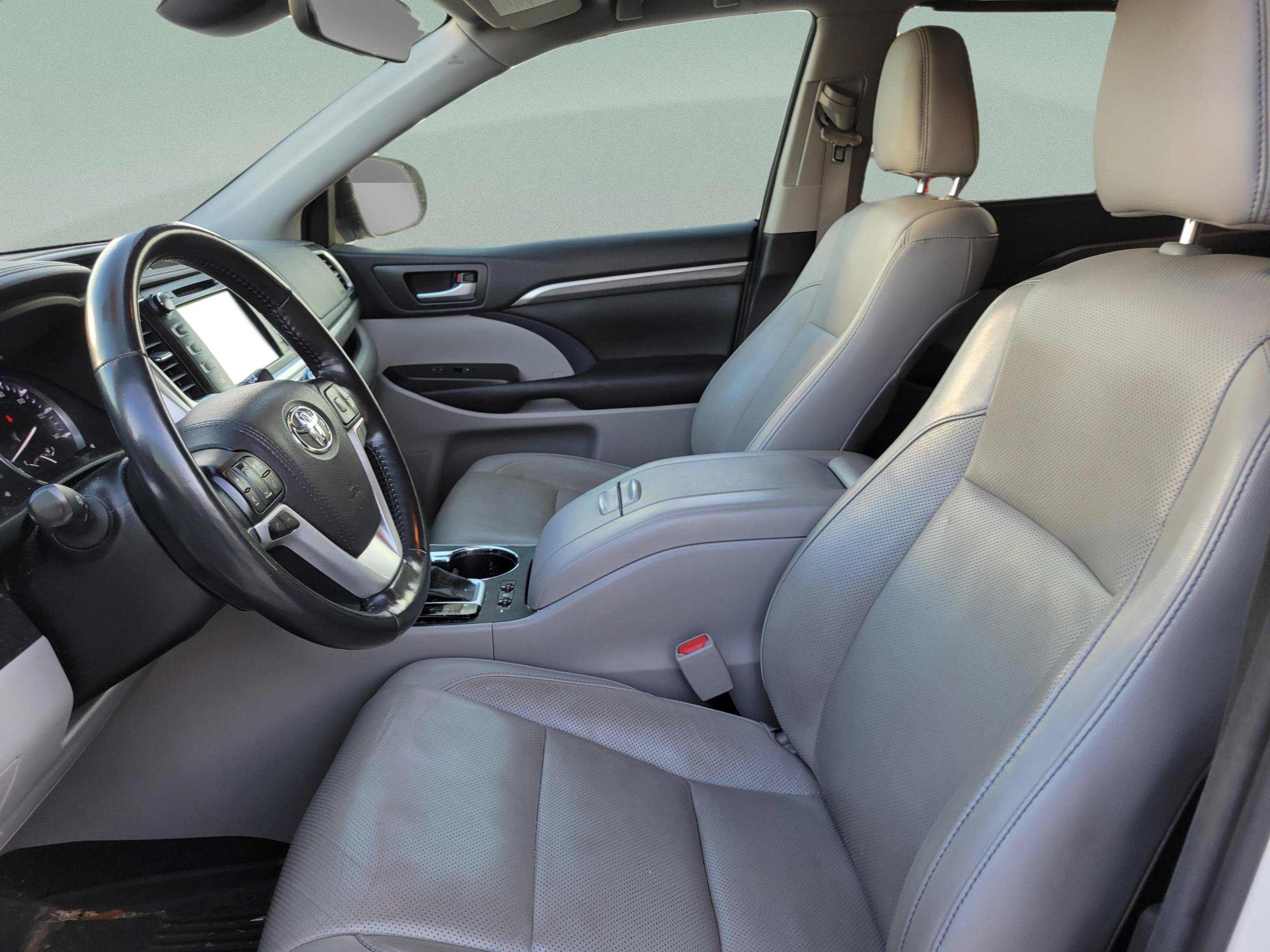 Used 2018 Toyota Highlander Limited Platinum FWD image 16