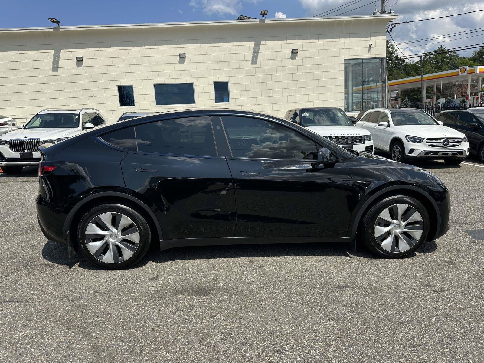 Used 2024 Tesla Model Y Long Range AWD/4WD image 2