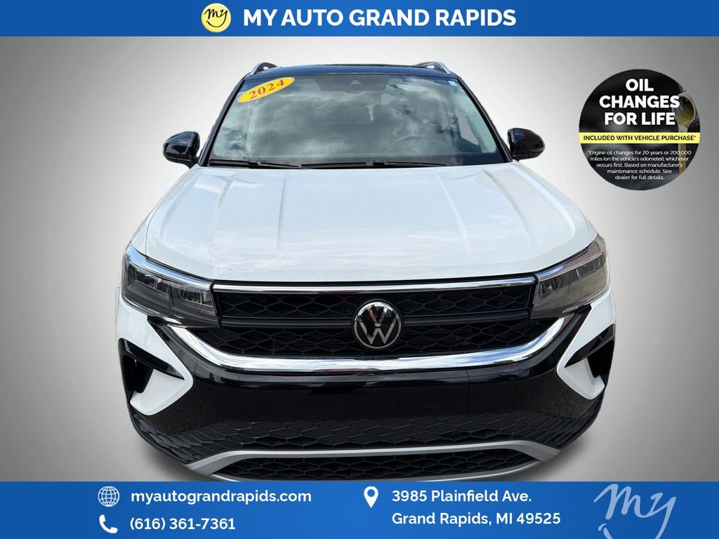 Used 2024 Volkswagen Taos SE w/ Panoramic Sunroof Package AWD/4WD image 2