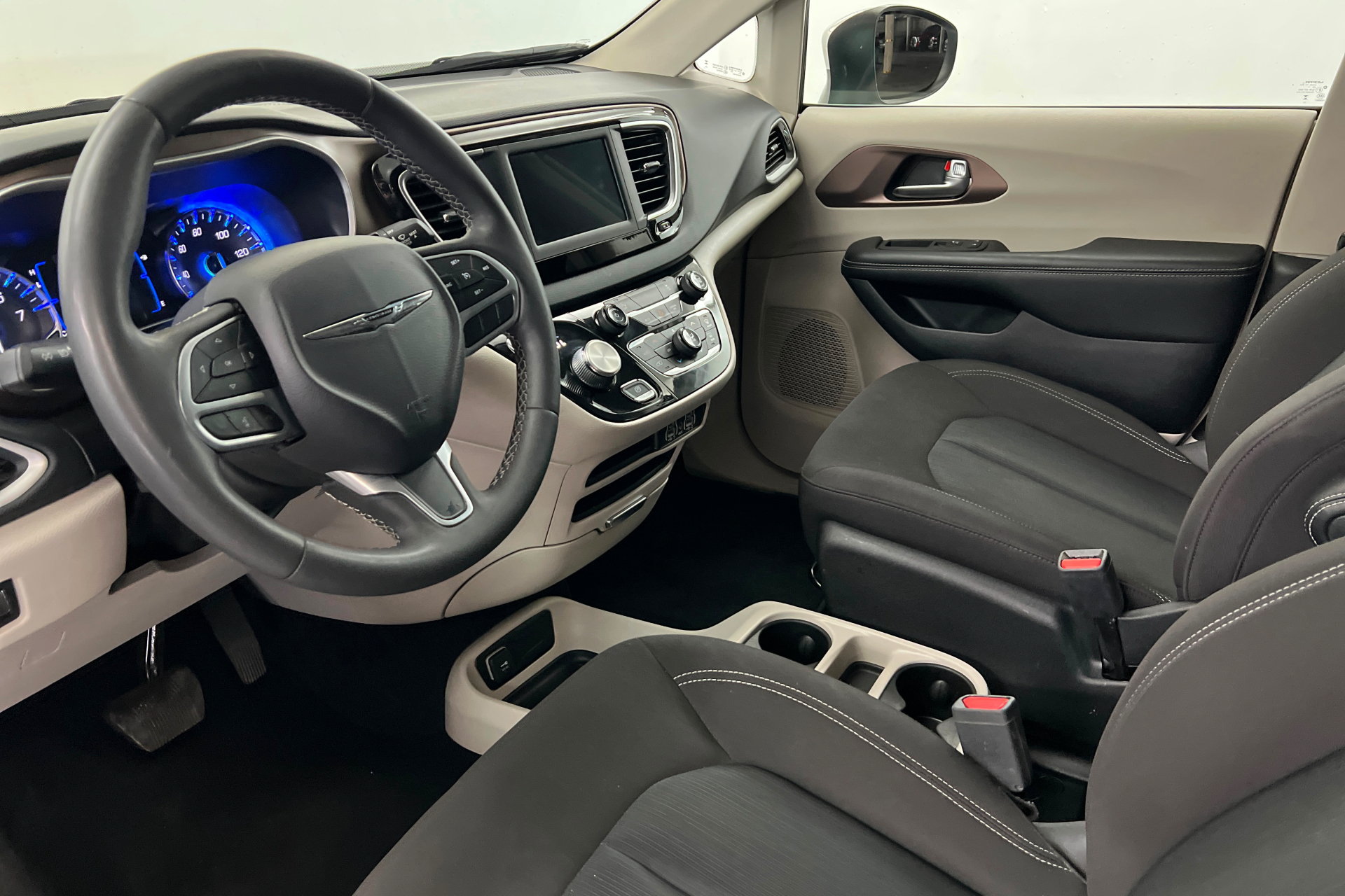 Certified 2023 Chrysler Voyager LX FWD image 15