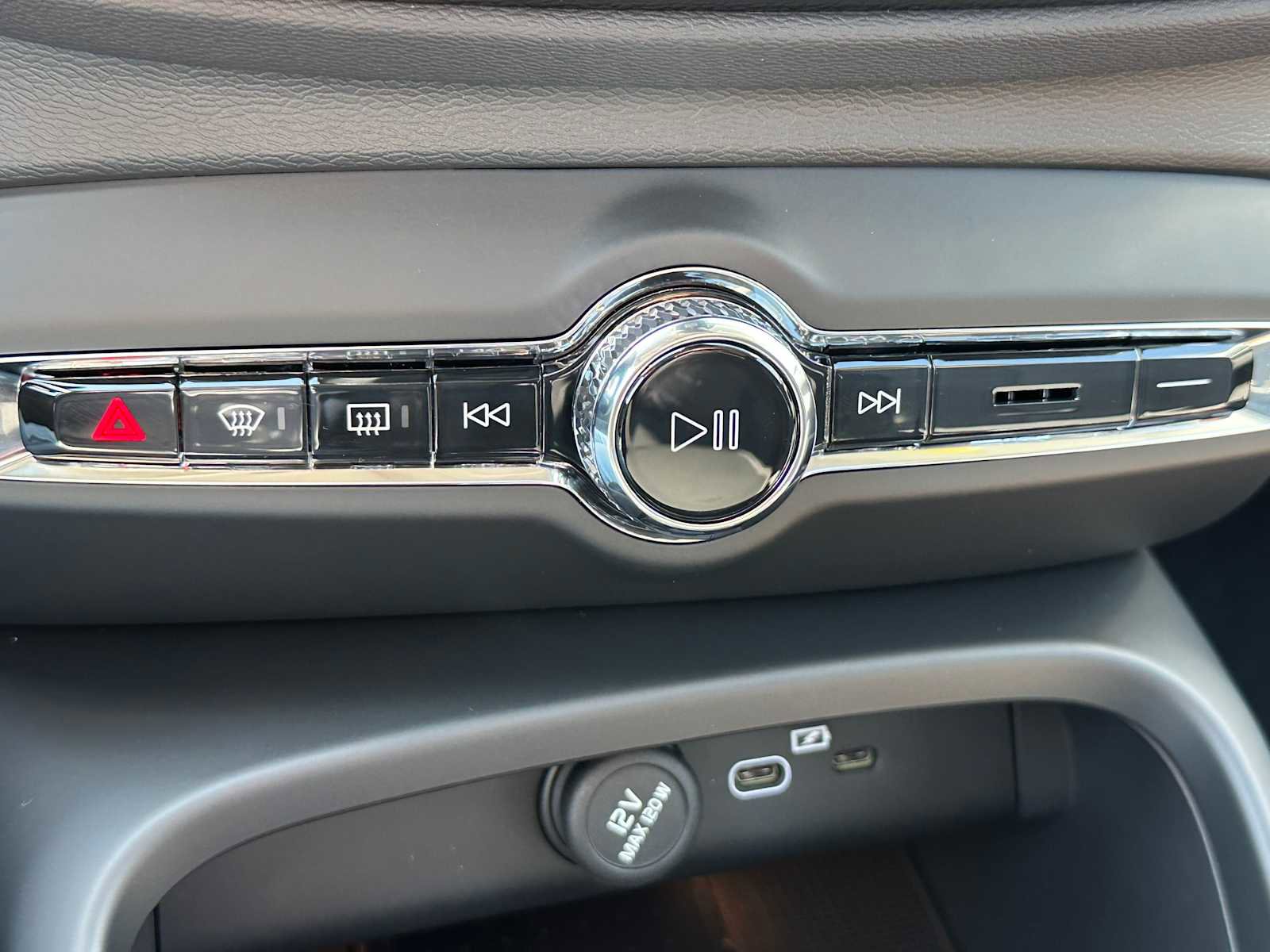 New 2025 Volvo XC40 B5 Ultra w/ Climate Package image 28