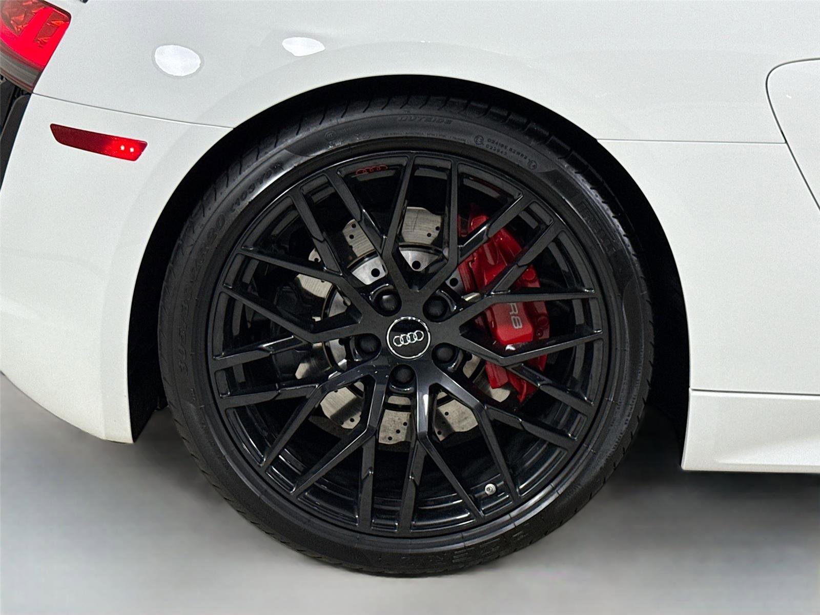 Used 2018 Audi R8 V10 w/ Premium Package image 37