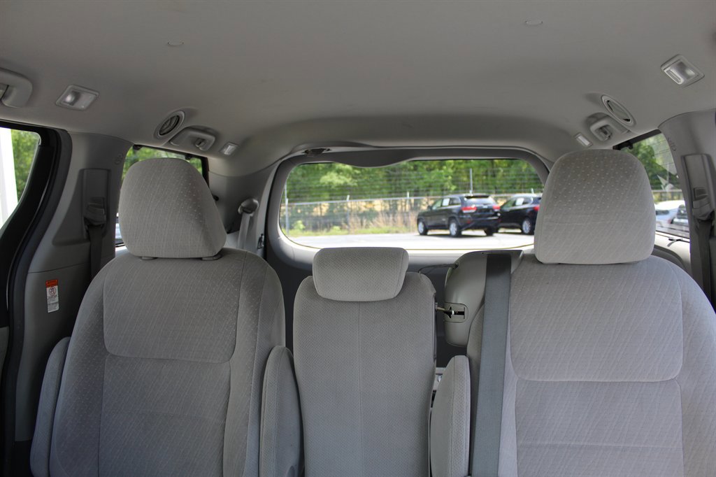 Used 2015 Toyota Sienna LE image 8