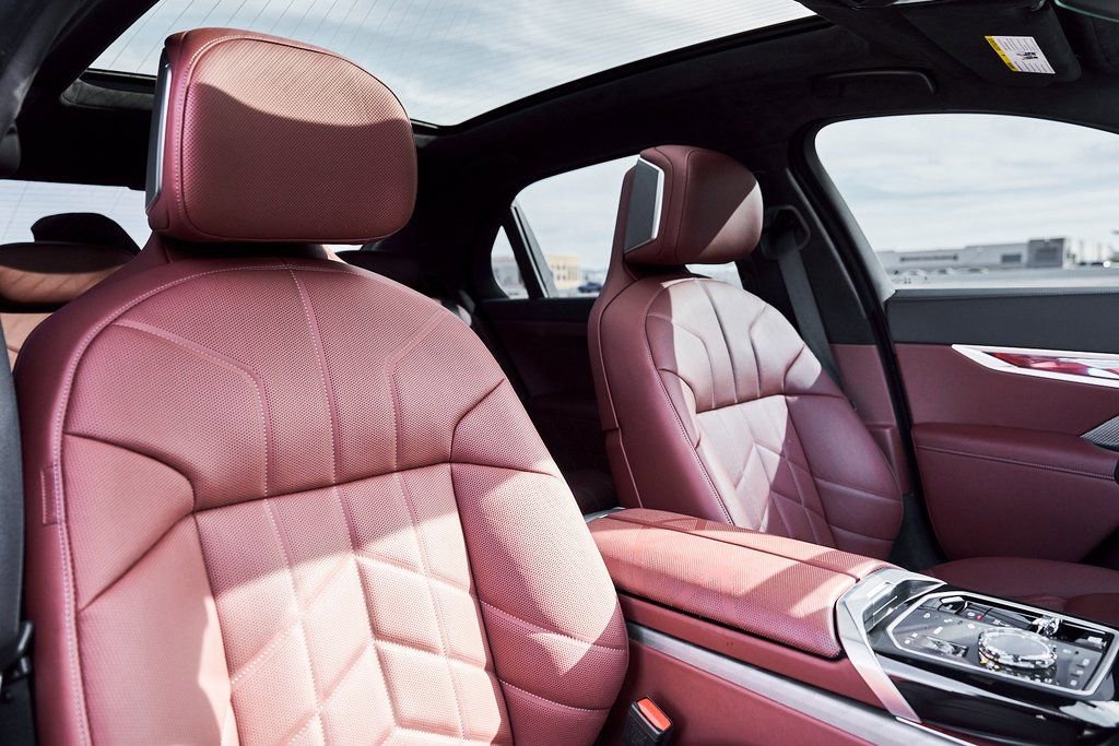 Used 2025 BMW 760i xDrive w/ Premium Package image 43