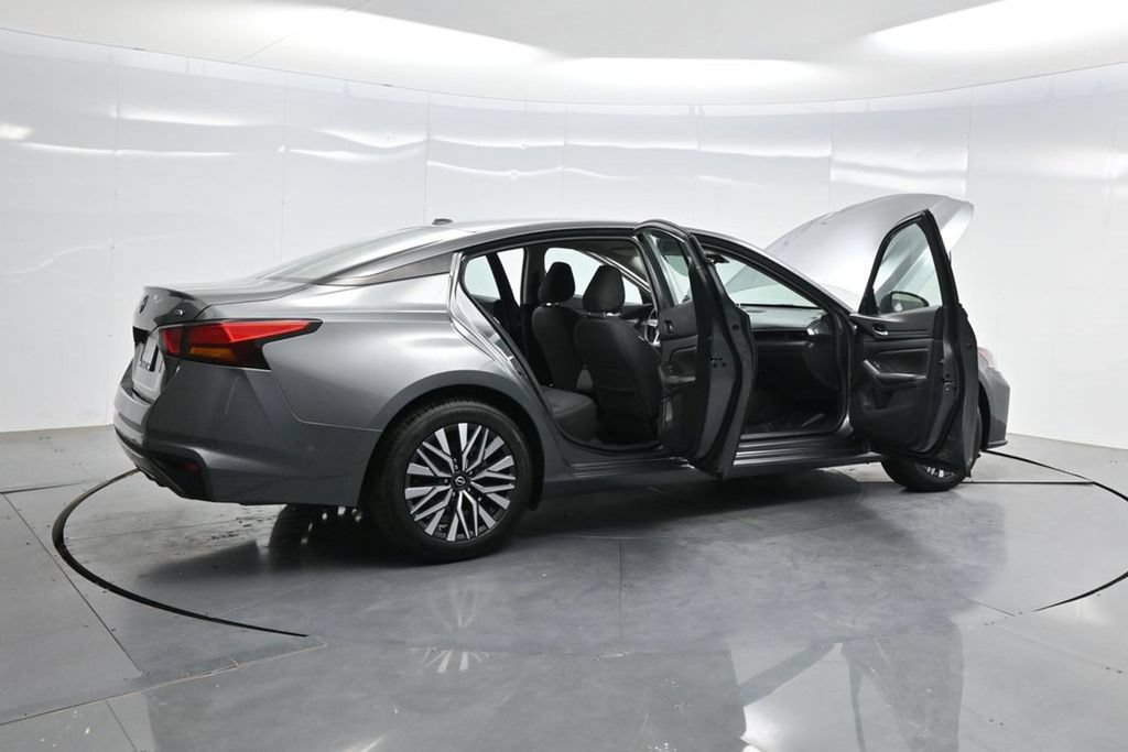 Used 2024 Nissan Altima 2.5 SV FWD image 4