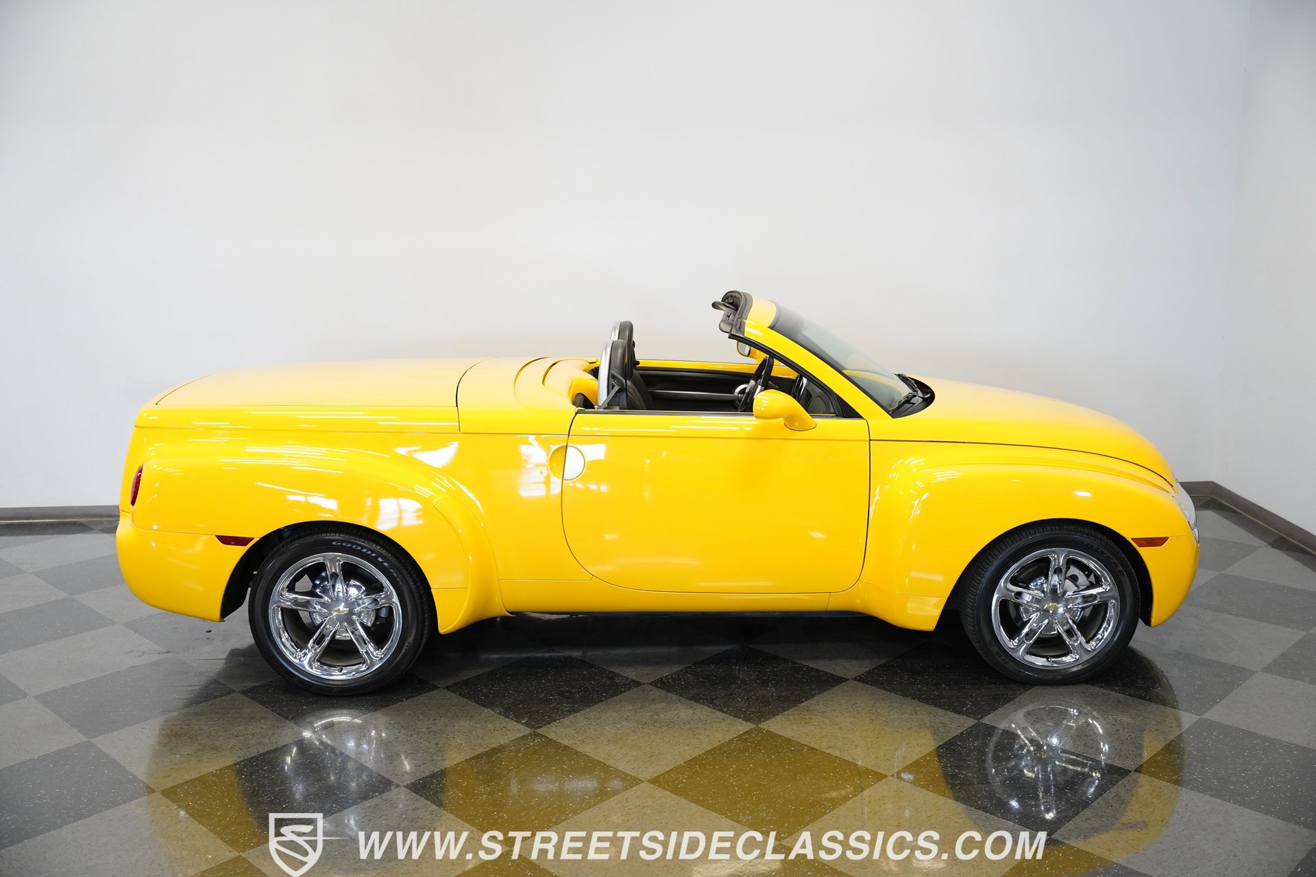 Used 2005 Chevrolet SSR w/ Preferred Equipment Group image 21