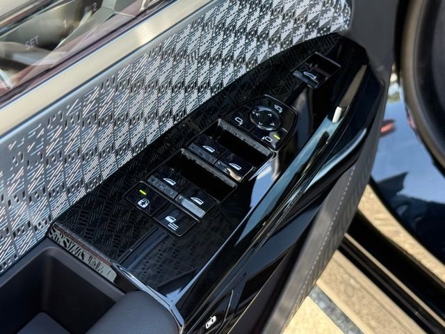 Used 2025 BMW i7 xDrive60 w/ Executive Package image 19