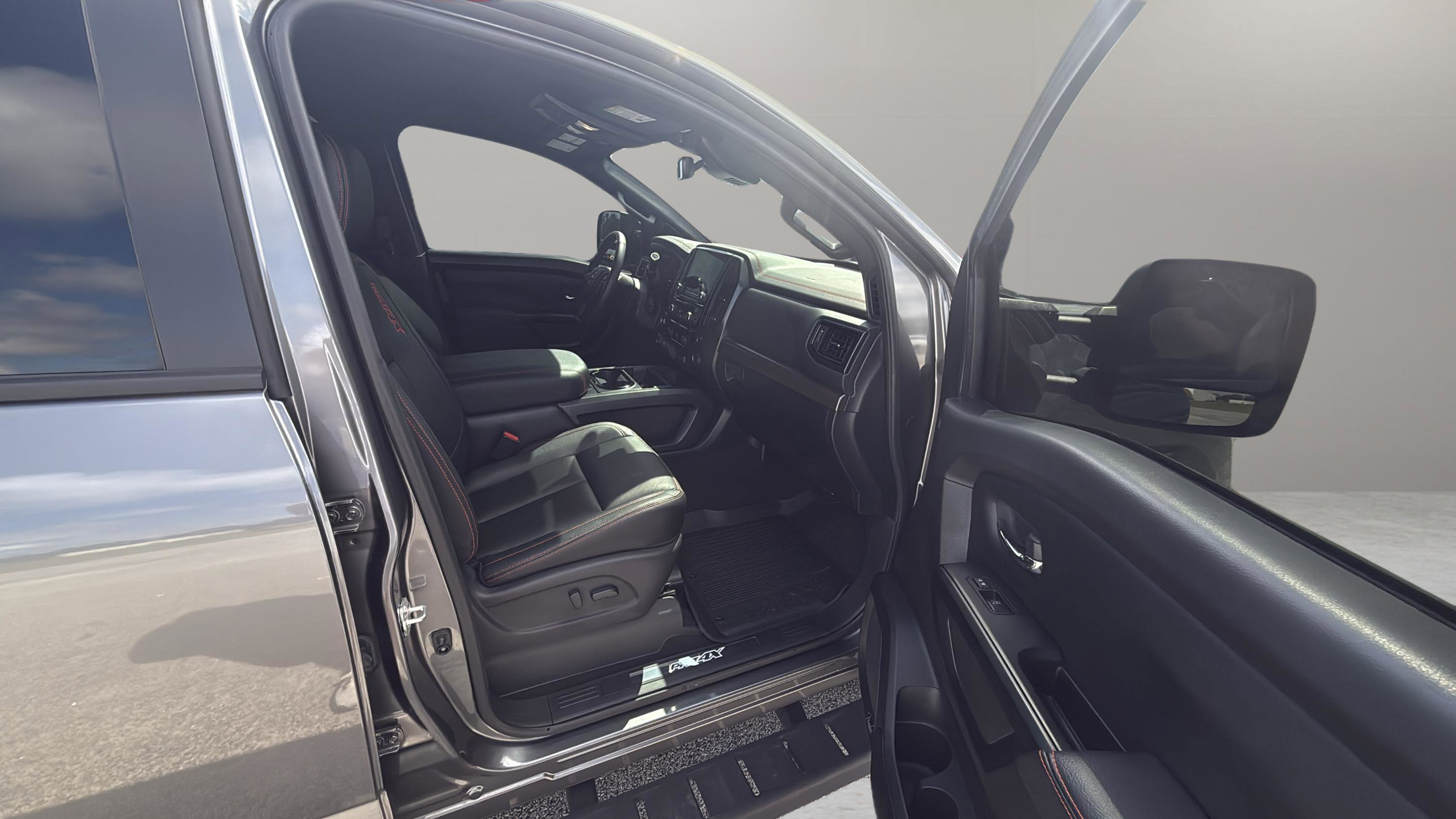 Used 2024 Nissan Titan PRO-4X image 17