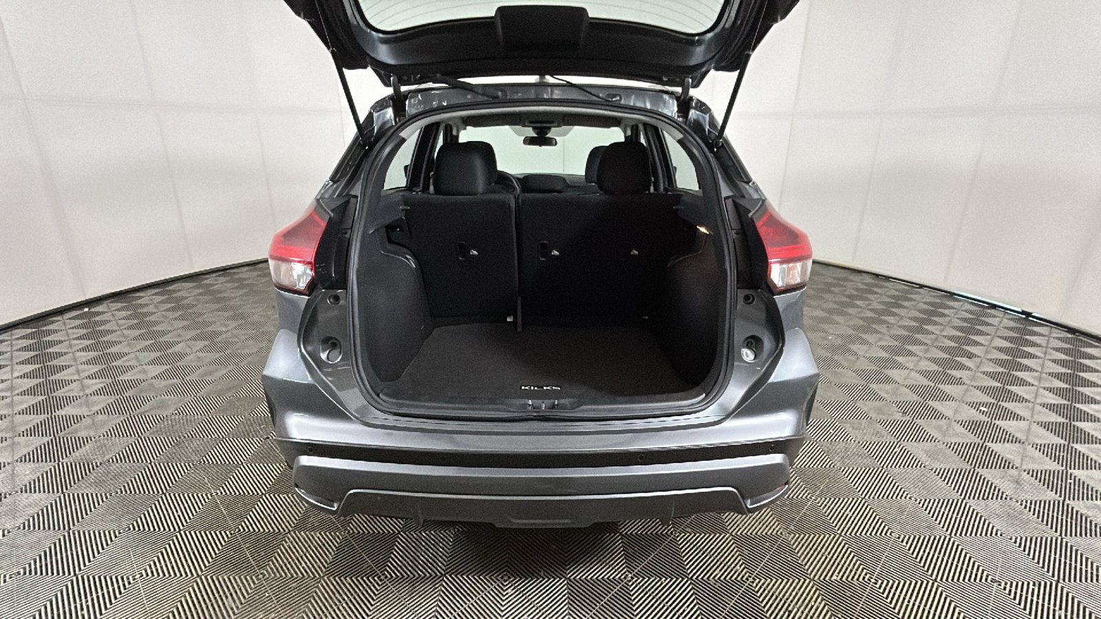 Used 2023 Nissan Kicks SR FWD image 30