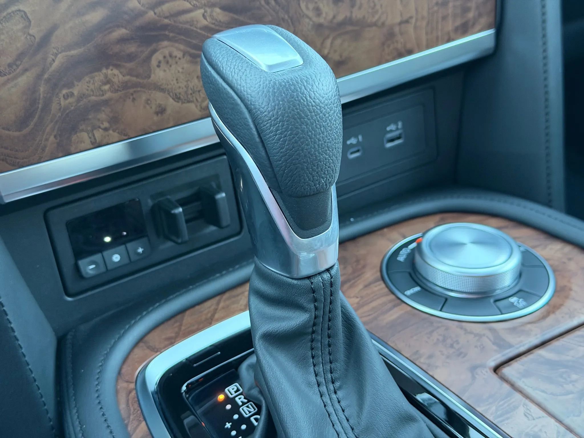 Used 2024 Nissan Armada SL w/ Captain's Chairs Package image 38