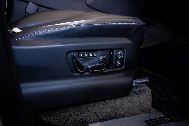 Used 2018 Bentley Bentayga image 30