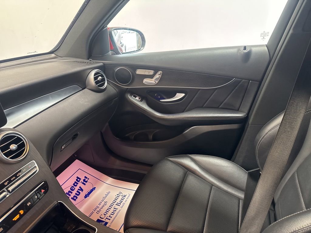 Used 2022 Mercedes-Benz GLC 300 4MATIC w/ AMG Line image 15