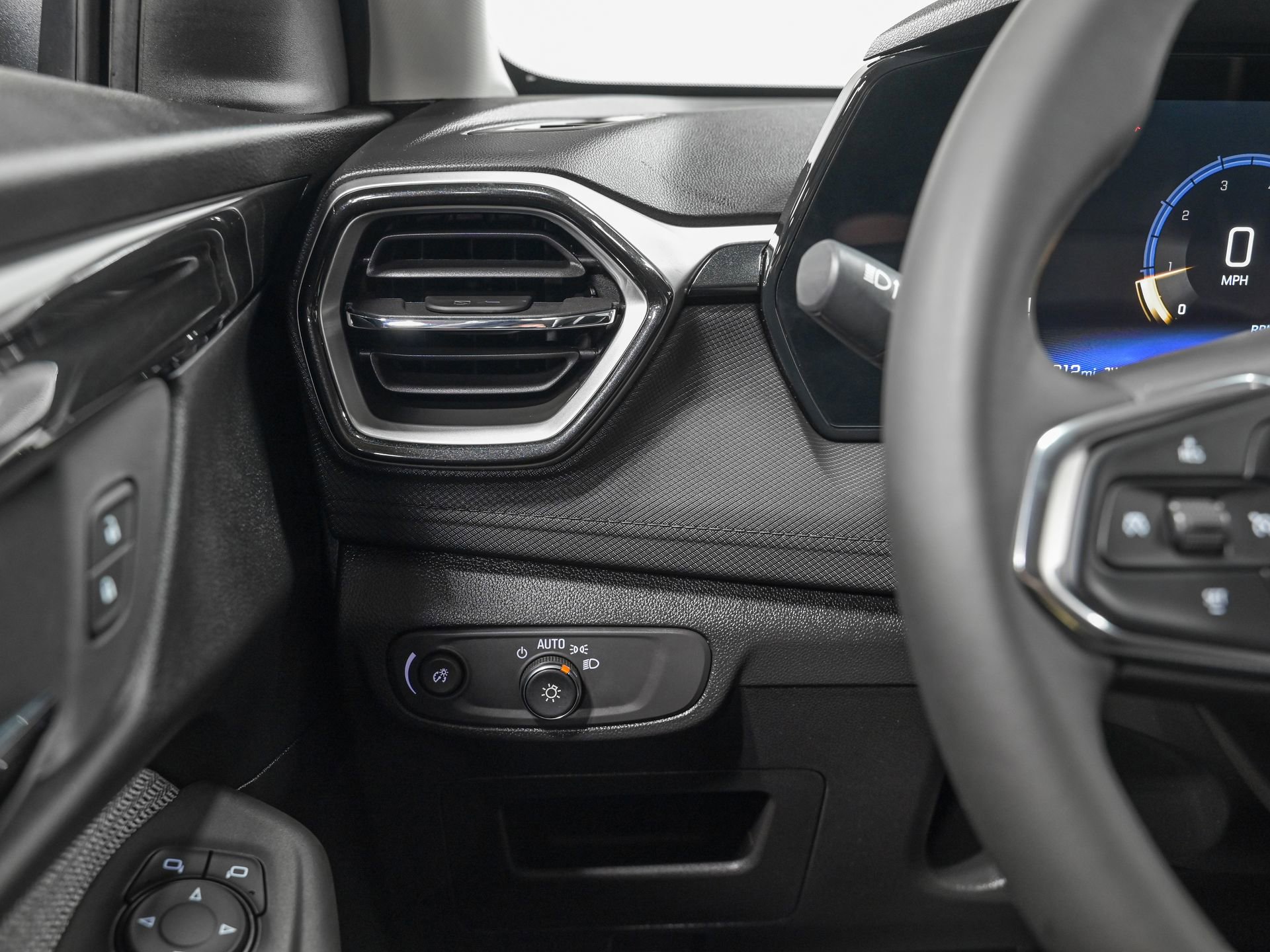 Used 2025 Chevrolet TrailBlazer LT w/ Convenience Package AWD/4WD image 18