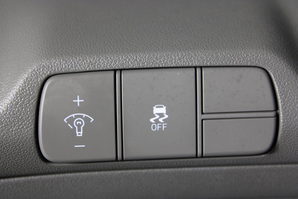 Certified 2025 Hyundai Elantra Sport image 19