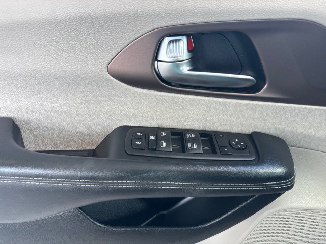 Used 2023 Chrysler Voyager LX FWD image 8