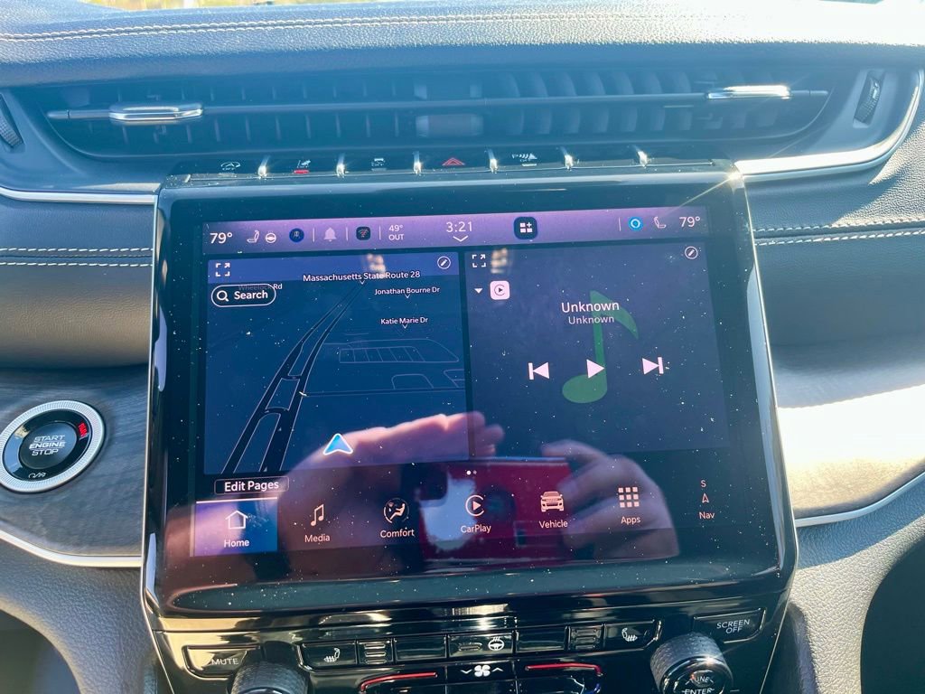 Used 2025 Jeep Grand Cherokee Limited w/ Black Appearance Package image 13