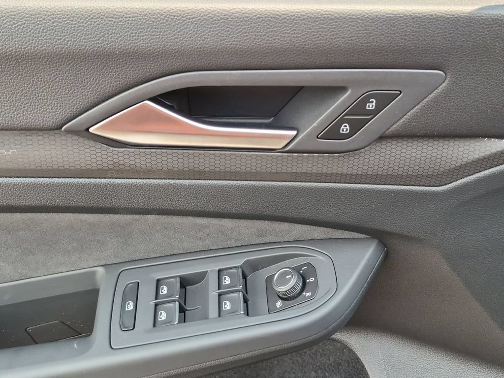 Certified 2024 Volkswagen GTI SE FWD image 12