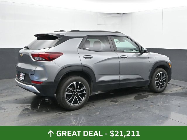 Used 2025 Chevrolet TrailBlazer LT AWD/4WD image 2