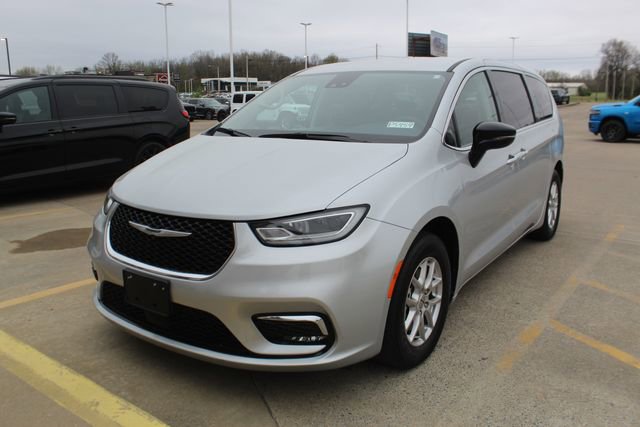Used 2024 Chrysler Pacifica Touring-L image 1