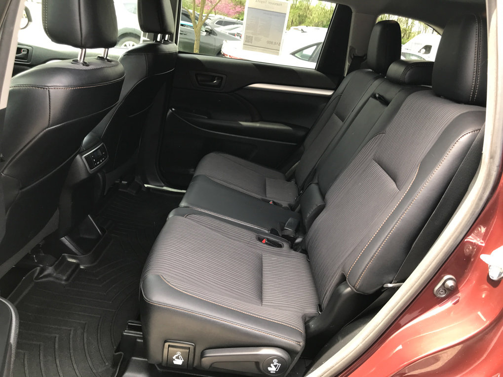 Used 2017 Toyota Highlander Plus w/ Carpet Mat Package AWD/4WD image 25