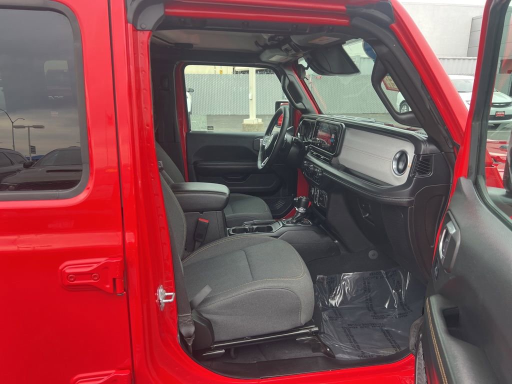 Used 2025 Jeep Wrangler Unlimited Sahara w/ Safety Group AWD/4WD image 23