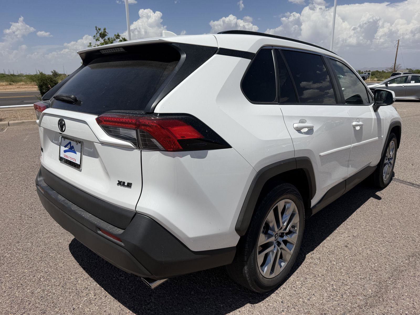 Used 2019 Toyota RAV4 XLE Premium w/ Carpet Mat Package FWD image 5