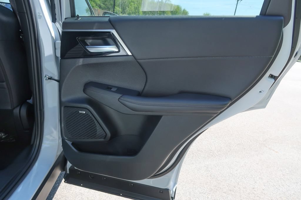 New 2026 Mitsubishi Outlander LE AWD/4WD image 18