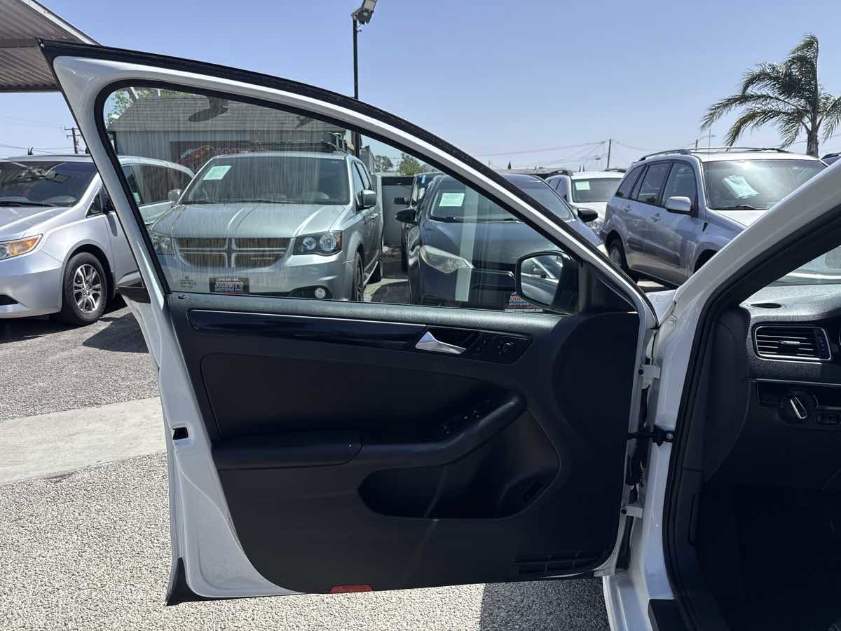 Used 2015 Volkswagen Jetta Sport FWD image 6