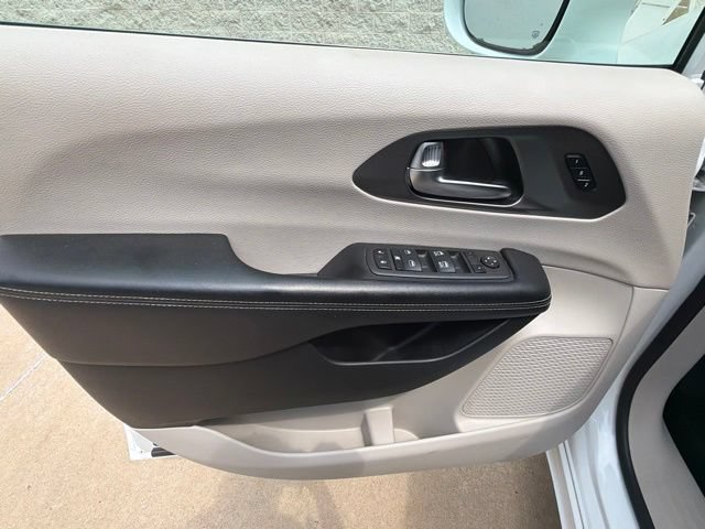 Used 2022 Chrysler Pacifica Touring-L FWD image 18