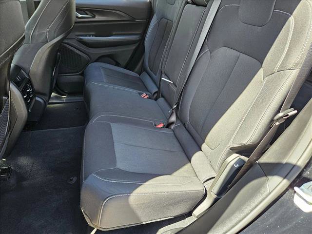 Used 2023 Jeep Grand Cherokee Laredo image 17