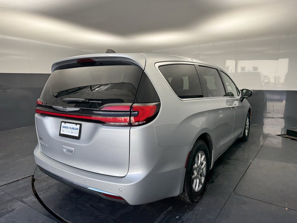 Used 2023 Chrysler Pacifica Touring image 12