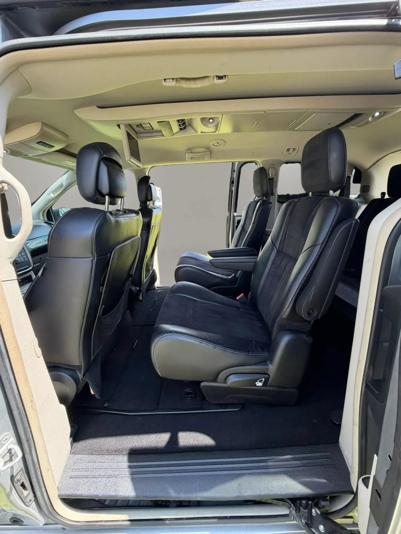 Used 2015 Chrysler Town & Country Limited FWD image 11