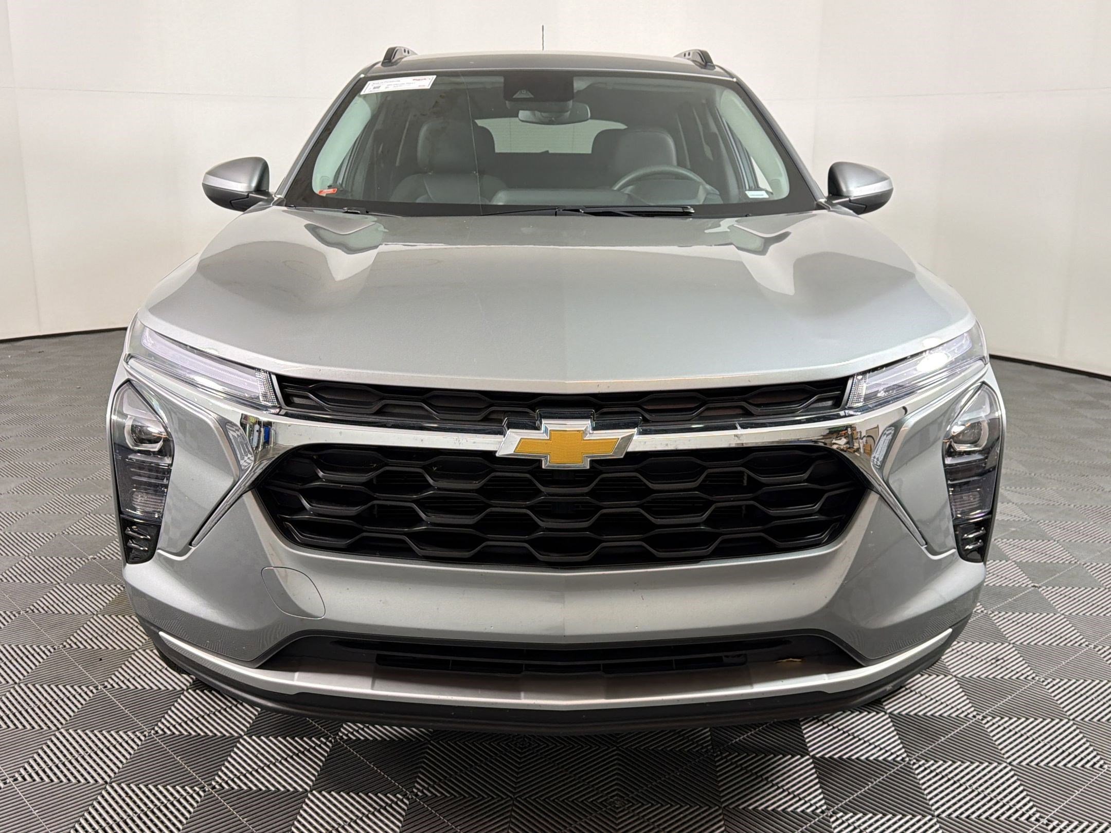 Used 2025 Chevrolet Trax LT FWD image 5