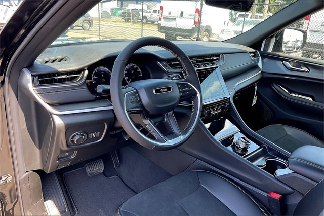 New 2025 Jeep Grand Cherokee L Altitude image 6