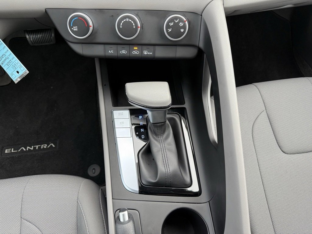 Certified 2025 Hyundai Elantra SE image 22