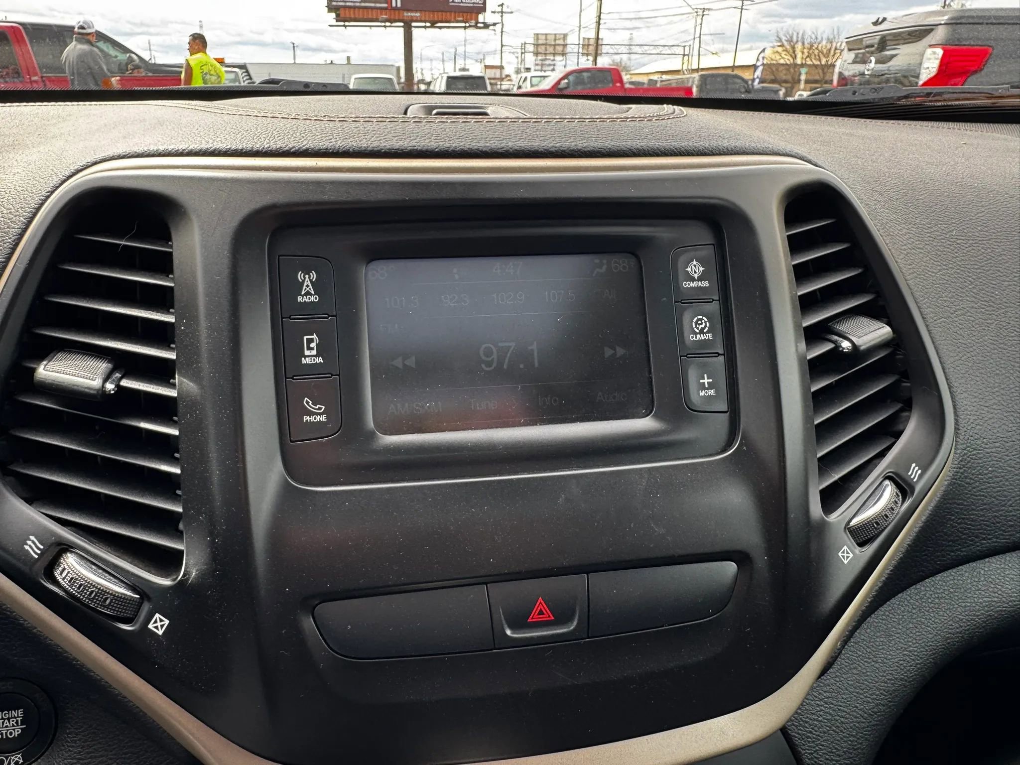 Used 2016 Jeep Cherokee Latitude w/ Comfort & Convenience Group image 19