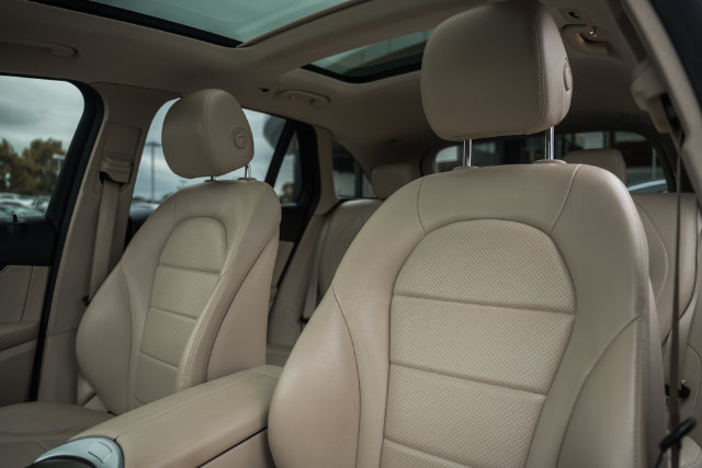 Used 2019 Mercedes-Benz GLC 350e 4MATIC w/ Premium Package image 35