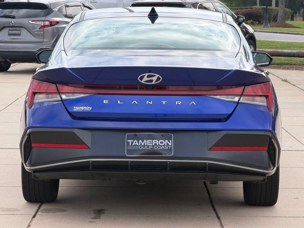 Used 2025 Hyundai Elantra SEL FWD image 3