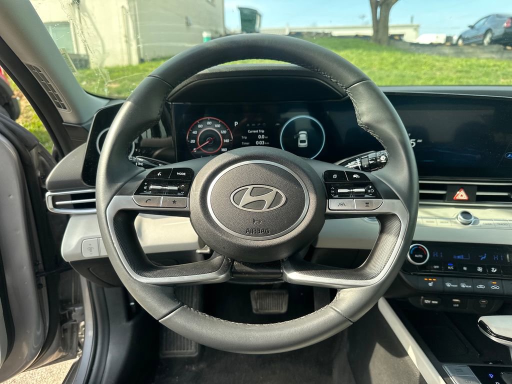 Used 2025 Hyundai Elantra Limited FWD image 43